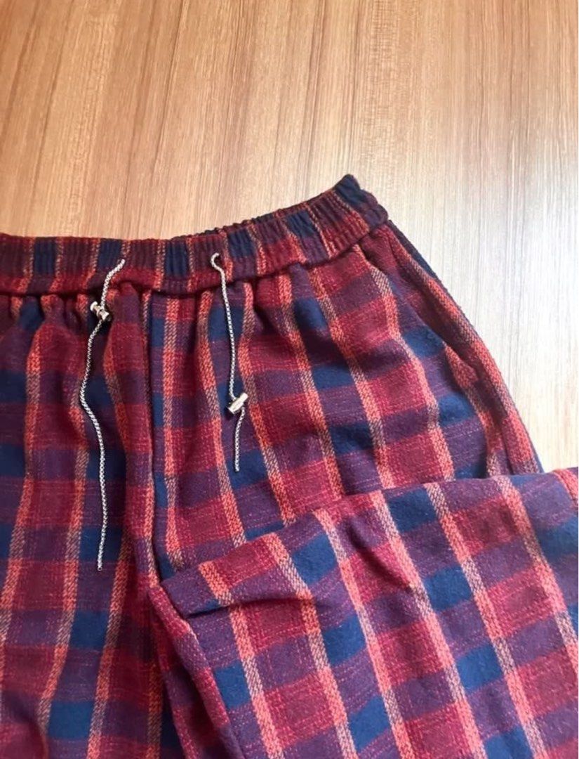 Checkered pattern pants （分類：其他下身）位於 Hong Kong。 由 aa143_ 提交（商品編號 1358239455，圖片 3）。簡介： Length 94cm Leg opening 15cm Waist 35cm(flexible) Good condition。
