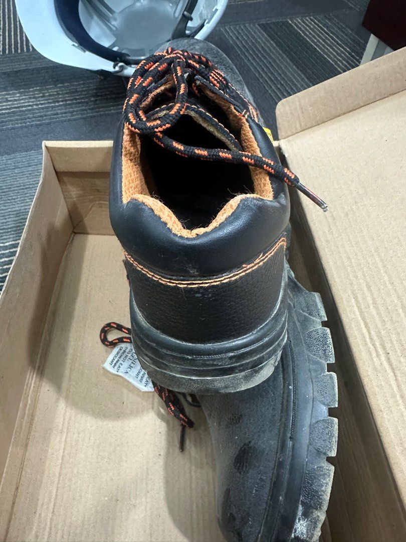 Construction boot (Category: Boots) located in Cheras. Submitted by stranger2stranger (Listing ID 1358261448, Image 3). Description: Available in size 7&9. Wear once only.