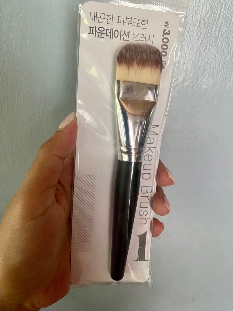 Foundation Flat Brush (Daiso Korea) (Category: Makeup) located in Calamba. Submitted by page_areumone1 (Listing ID 1358264388, Image 1). Description: Good Quality Foundation Flat Brush purchased from Daiso Korea.