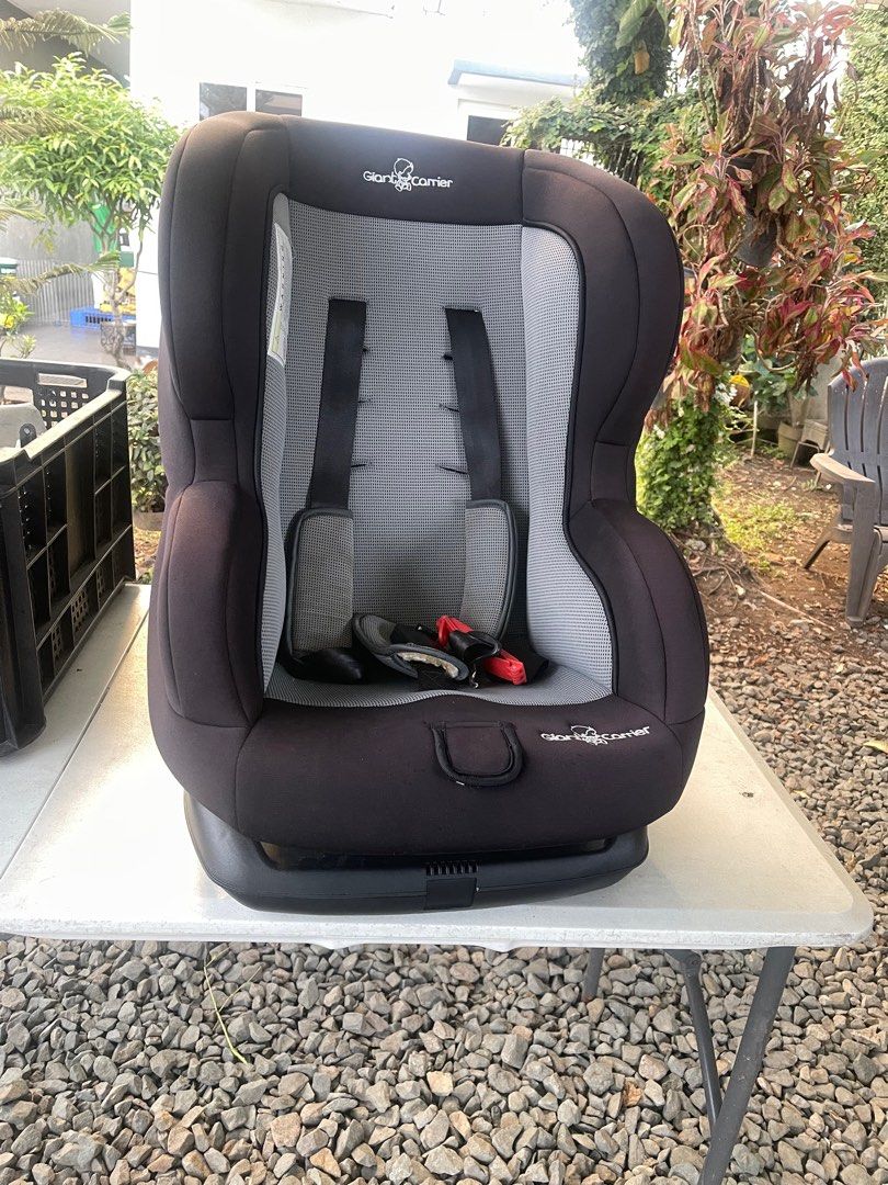 Giant Carrier car seat (Category: Car Seats) located in Muntinlupa City. Submitted by svivasg (Listing ID 1358252069, Image 1). Description: Giant Carrier car seat Pre-loved, like new Color black Can fit up to 6yo child ₱8k orig price sa mall .