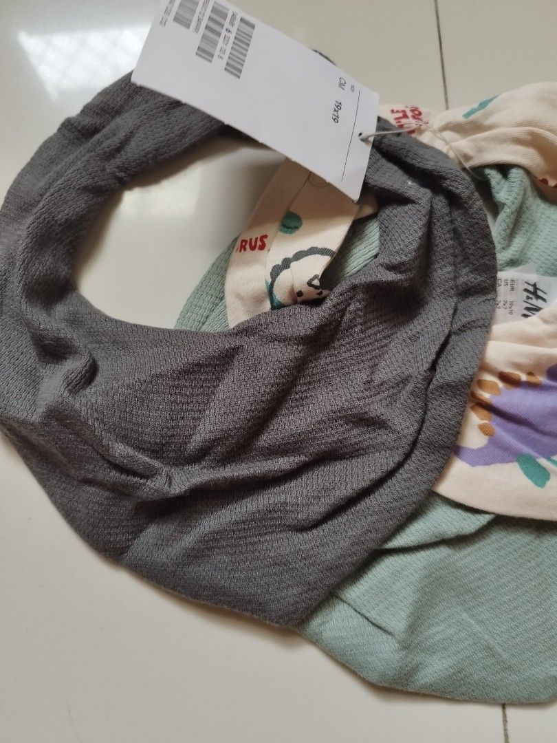 H&m 3 pack bib (Category: Weaning & Toddler Feeding) located in San Jose. Submitted by littlezcloset (Listing ID 1358237760, Image 2). Description: brand new never had the chance to use it.