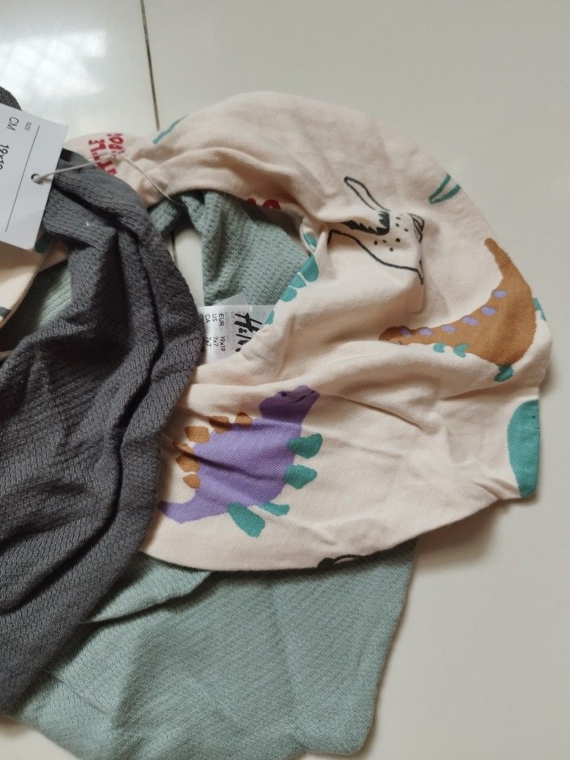 H&m 3 pack bib (Category: Weaning & Toddler Feeding) located in San Jose. Submitted by littlezcloset (Listing ID 1358237760, Image 3). Description: brand new never had the chance to use it.