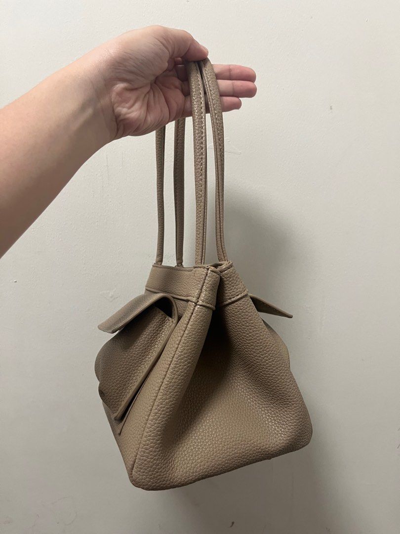 House of Little Bunny Dumpling (Category: Shoulder Bags) located in Imus. Submitted by _anndvr (Listing ID 1344565355, Image 2). Description: House of Little Bunny Dumpling in Gris T. 🤎 Pre-loved, PU no issue. Comes with dustbag. Both pockets are removable with short strap. Magnetic lock. Can ship thru lalamove or LBC. LOC: Imus, Cavite.