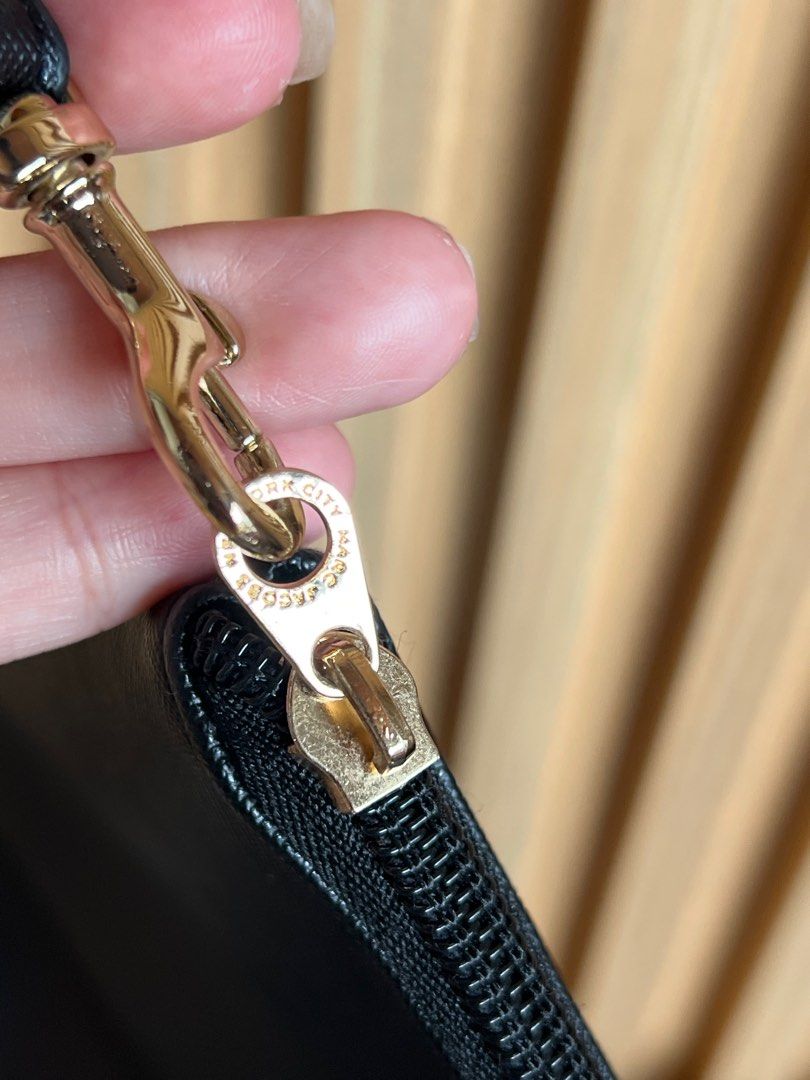 Marc jacobs (Category: Luxury Bags & Wallets) located in Lipa City. Submitted by thyra06 (Listing ID 1358300545, Image 3). Description: Mj clutch size large good as new No flaws.