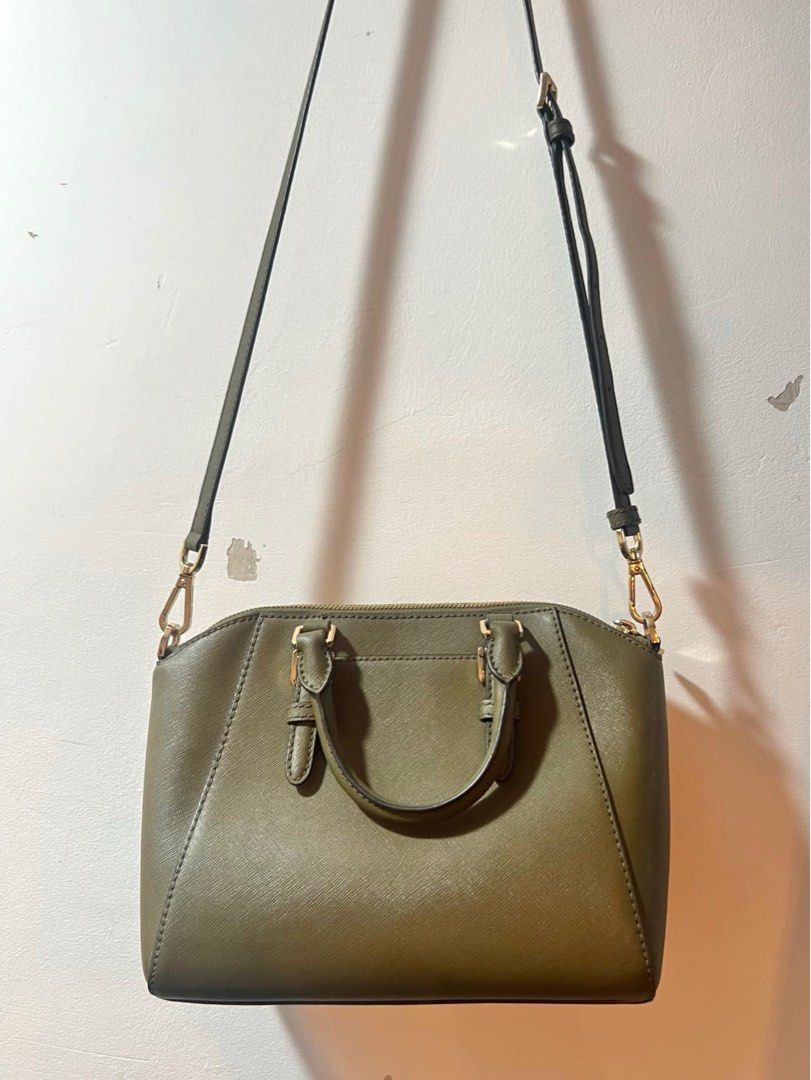 Original Michael Kors Crossbody / Sling Bag (Category: Luxury Bags & Wallets) located in Marikina City. Submitted by jeyreyney (Listing ID 1358178443, Image 2). Description: Original Michael Kors Ciara Crossbody Olive Green bag (Preloved) ₱3,000 Preloved - in good condition Original MK Color: Olive green Size: Medium See photos for slight defects (zipper and sling) No paperbag/dust bag MOP: Gcash, BPI Loc: Marikina/Manila area.