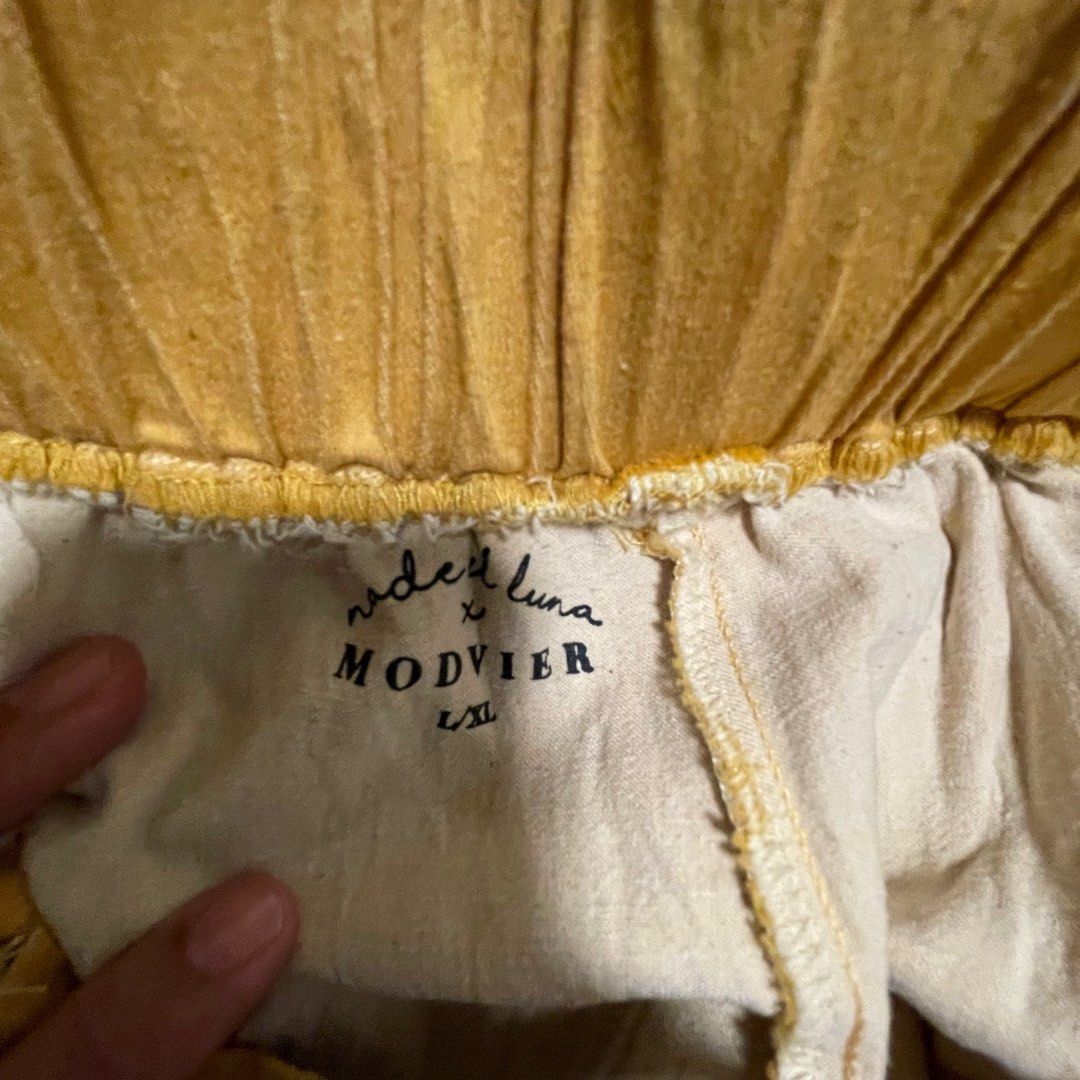 Pallazo (Category: Other Bottoms) located in Shah Alam. Submitted by egoodlife (Listing ID 1358310866, Image 3). Description: NadeElLuna x Modvier stylish wide pants/ palazzo. Lightly used. .