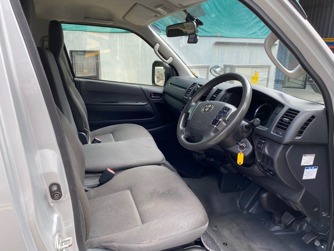 Toyota hiace auto diesel van with rear aircon for lease!62872683727361112