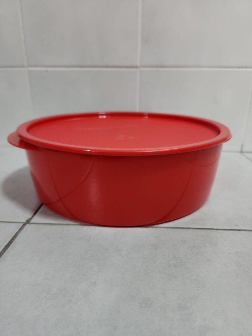 Tupperware Container (Category: Food Organisation & Storage) located in Singapore. Submitted by cloud0 (Listing ID 1358212921, Image 1). Description: Diameter: approx 23cm height: 7cm.