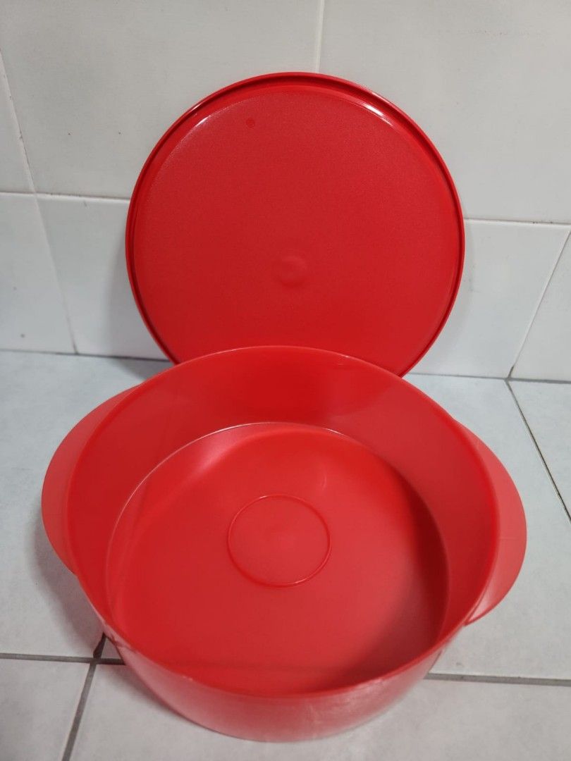 Tupperware Container (Category: Food Organisation & Storage) located in Singapore. Submitted by cloud0 (Listing ID 1358212921, Image 2). Description: Diameter: approx 23cm height: 7cm.