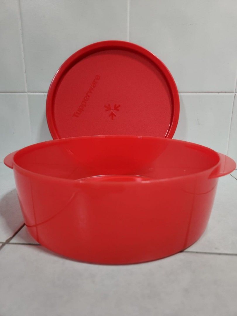 Tupperware Container (Category: Food Organisation & Storage) located in Singapore. Submitted by cloud0 (Listing ID 1358212921, Image 3). Description: Diameter: approx 23cm height: 7cm.