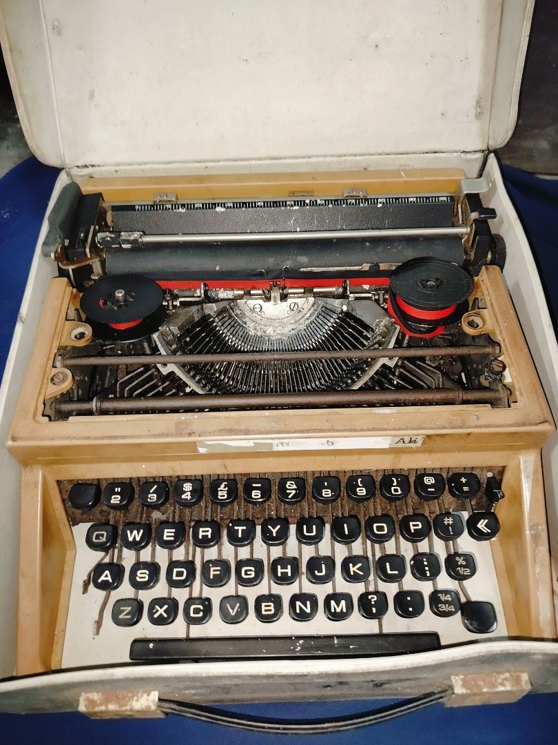 Typewriter (Category: Computer Keyboard) located in Taiping. Submitted by kanna_kamui (Listing ID 1358235839, Image 1). Description: made in spain.