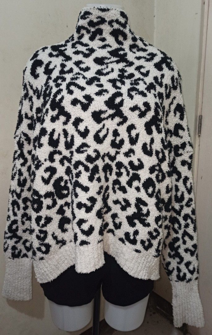 UGG OVERSIZED BLACK & WHITE SHERPA TURTLENECK SWEATER JACKET - PRELOVED (Category: Coats, Jackets and Outerwear) located in Cabuyao City. Submitted by fashionpilfer (Listing ID 1358189549, Image 3). Description: 10/10 condition Lightweight, soft and smooth, premium teddy bear like sherpa fur fabric, stretchy. Oversized, high neck. Unisex. Can fit to small up to xl frame. What you see is what you get. Pm if interested..