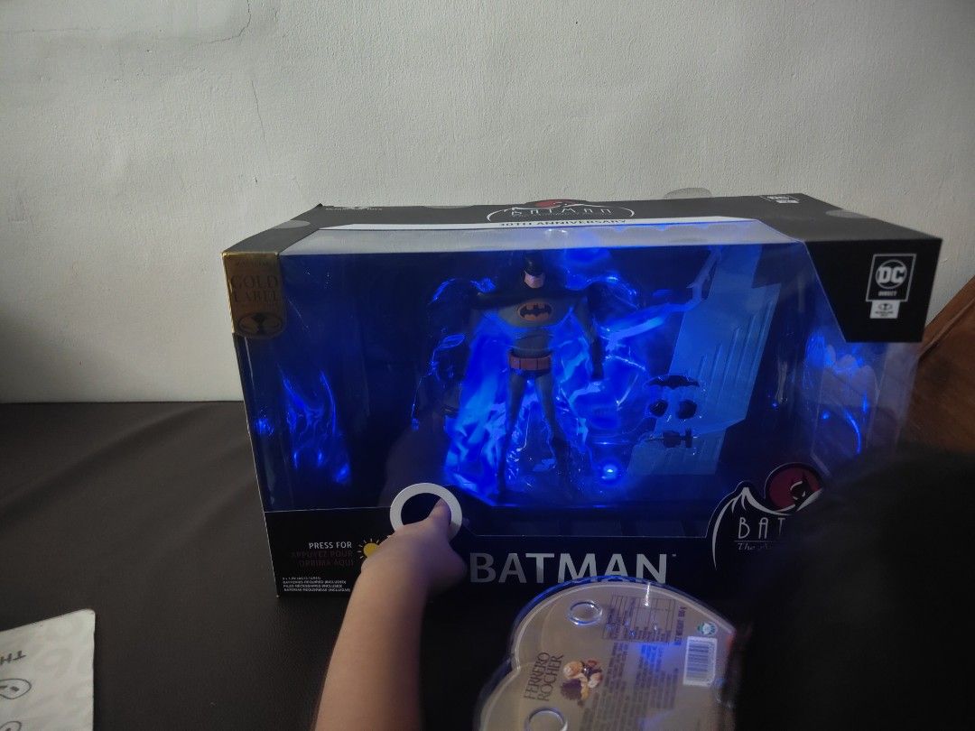 Batman: The Animated Series (Category: Figurines & Statues) located in Valenzuela. Submitted by tijsandteigen (Listing ID 1358401947, Image 3). Description: For sale only. Back in box. Display only. Complete accessories. Lights working..