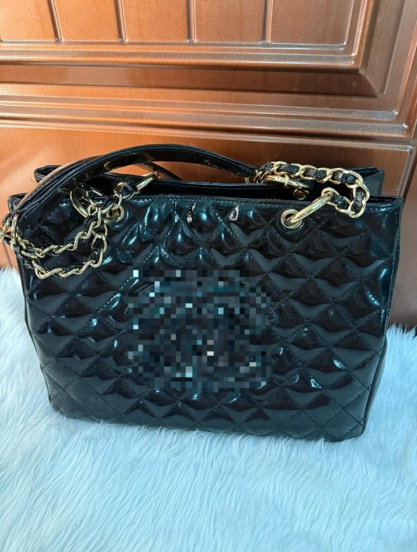 Black patent shoulder bag (Category: Shoulder Bags) located in Caloocan City. Submitted by declutterjamiescloset (Listing ID 1358415147, Image 3). Description: bnew shoulder bag, black patent rfs: not my style (gifted) MOP gcash.