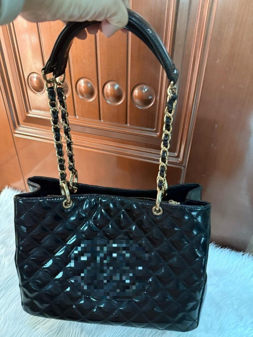 Black patent shoulder bag (Category: Shoulder Bags) located in Caloocan City. Submitted by declutterjamiescloset (Listing ID 1358415147, Image 1). Description: bnew shoulder bag, black patent rfs: not my style (gifted) MOP gcash.