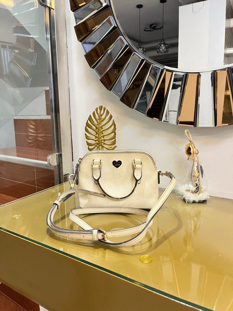 E land crossbody bag (Category: Cross-body Bags) located in Malolos. Submitted by sshoooo (Listing ID 1358426853, Image 1). Description: .