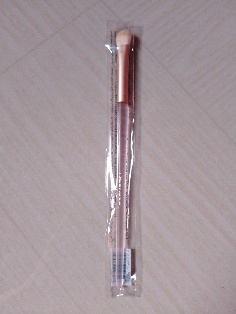 Flower Knows Eyeshadow brush (Category: Makeup) located in Rizal. Submitted by reyshishibal (Listing ID 1358461480, Image 3). Description: - ONHAND - brandnew & sealed - authentic official, scan the barcode to check authenticity - est sf if jnt: around 50 only ✅installment (150) 🌸MOP: G/cash 🌸MOD: JnT or lalamove/SDD 🌷can pay any amount as a reservation but non-refundable.