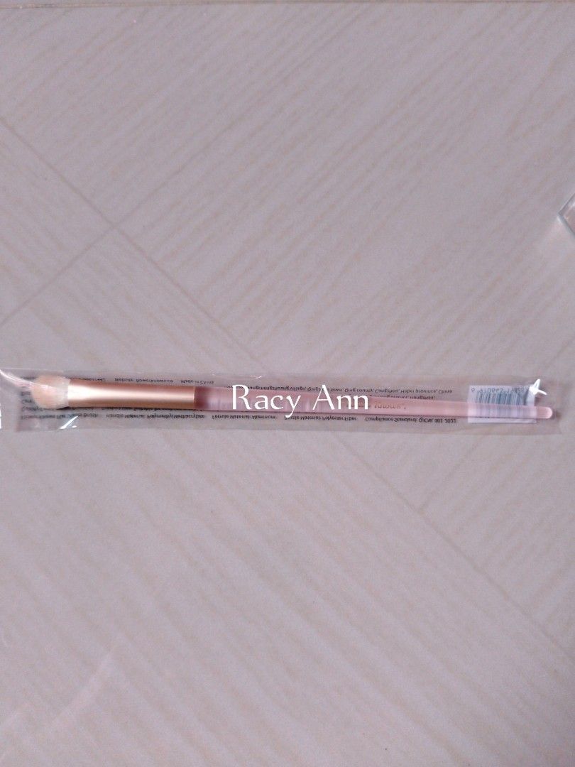 Flower Knows Eyeshadow brush (Category: Makeup) located in Rizal. Submitted by reyshishibal (Listing ID 1358461480, Image 1). Description: - ONHAND - brandnew & sealed - authentic official, scan the barcode to check authenticity - est sf if jnt: around 50 only ✅installment (150) 🌸MOP: G/cash 🌸MOD: JnT or lalamove/SDD 🌷can pay any amount as a reservation but non-refundable.