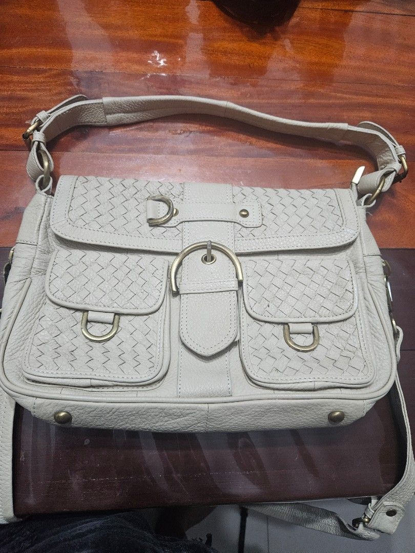 Gino Ferrario sling/ shoulder bag (Category: Shoulder Bags) located in General Mariano Alvarez. Submitted by eiprilfa (Listing ID 1358453206, Image 1). Description: good po. original.
