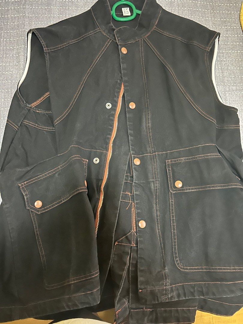 JIAN YI Black Denim Vest (Category: Vests) located in Cainta. Submitted by Hobbyduck_Shop (Listing ID 1358403374, Image 1). Description: WTS/LFB RFS: Need Funds -Quite Heavy -Best fit for 2XL -Only wore once MOP: Gcash MOD: Lalamove.