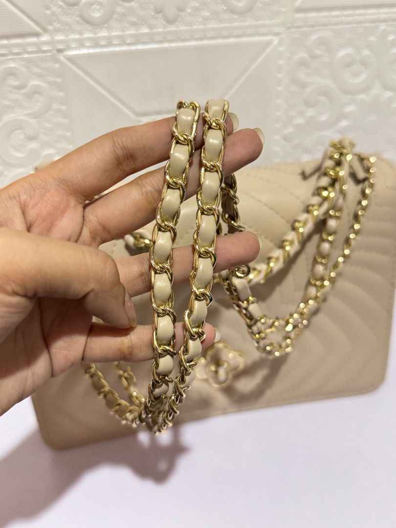 Jovanni Two way bag (Category: Luxury Bags & Wallets) located in Cavite. Submitted by abiichiix (Listing ID 1358490757, Image 3). Description: Ganda nitoo. Medium size Used twice sa event..