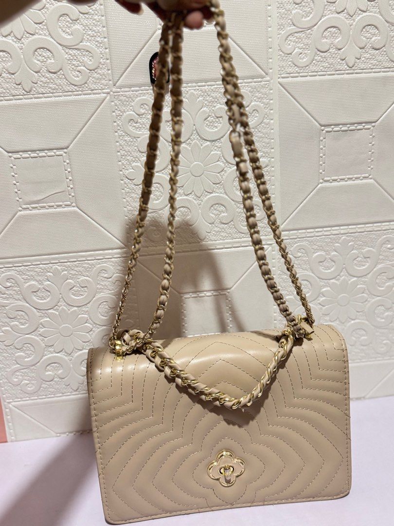 Jovanni Two way bag (Category: Luxury Bags & Wallets) located in Cavite. Submitted by abiichiix (Listing ID 1358490757, Image 2). Description: Ganda nitoo. Medium size Used twice sa event..