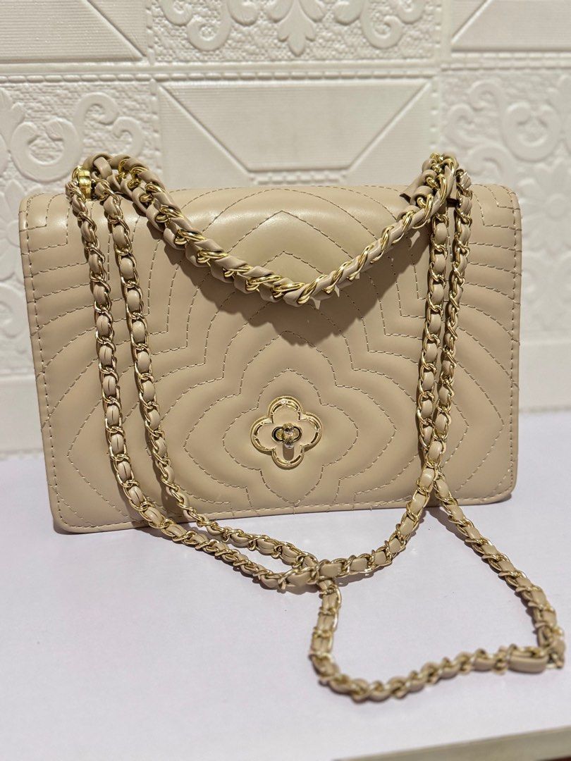 Jovanni Two way bag (Category: Luxury Bags & Wallets) located in Cavite. Submitted by abiichiix (Listing ID 1358490757, Image 1). Description: Ganda nitoo. Medium size Used twice sa event..