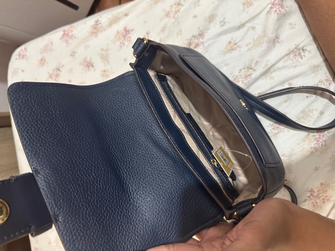 Michael Kors Sling Bag (Category: Cross-body Bags) located in Quezon City. Submitted by helloxia (Listing ID 1358469150, Image 3). Description: .