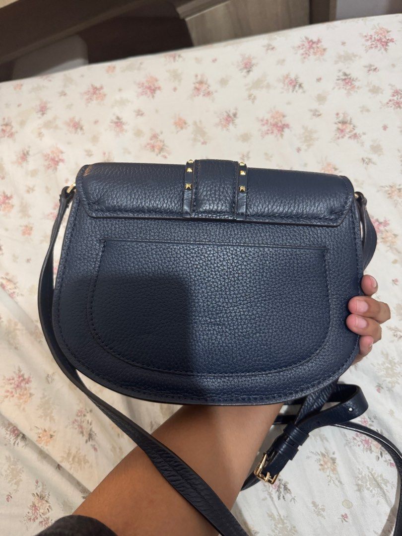 Michael Kors Sling Bag (Category: Cross-body Bags) located in Quezon City. Submitted by helloxia (Listing ID 1358469150, Image 2). Description: .
