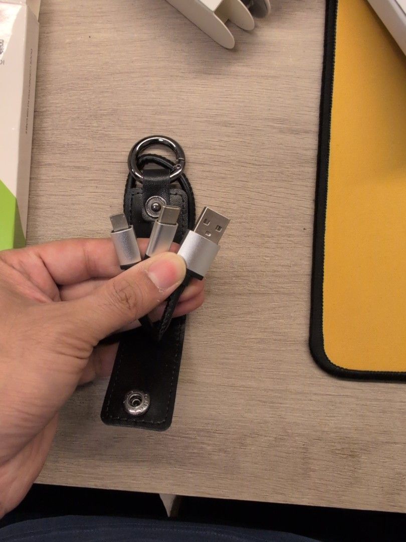 multi plug cable (Category: Chargers & Cables) located in Singapore. Submitted by rm6388 (Listing ID 1358508876, Image 2). Description: multi plug cable, pirtable.
