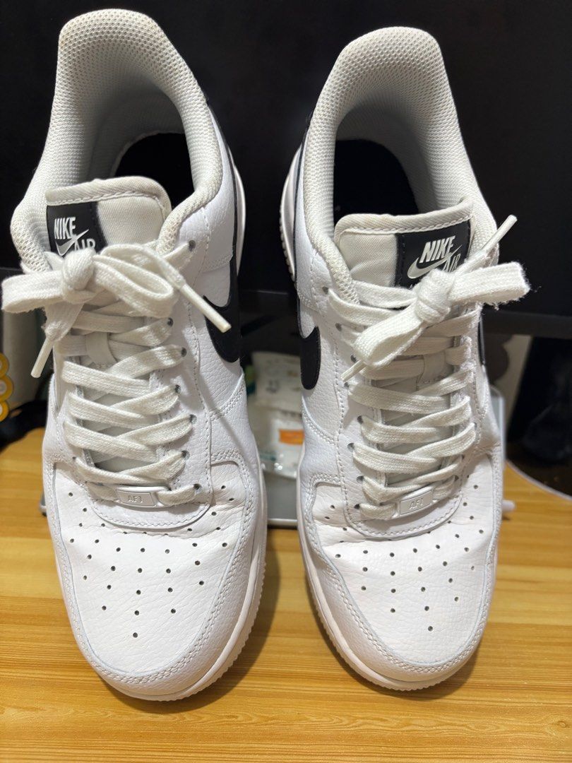 Original Air Force 1 (Category: Sneakers) located in Makati City. Submitted by tinyMe01 (Listing ID 1358381044, Image 3). Description: Size: Original Nike Air Force 1 White / Black US 10 UK 9 Wala pong box kasi naitapon n nung naglipat ng bahay. Last price po updated po. For buyers within metro manila lng po or abot ng lalamove, grab express or gogo .