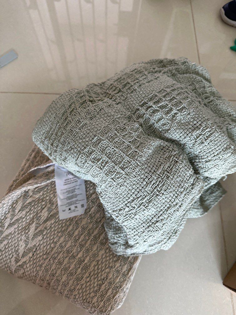 Sofa Throw (Category: Cushions & Throws) located in Singapore. Submitted by pinstagram (Listing ID 1358345986, Image 1). Description: Never used before but have had it for some years.