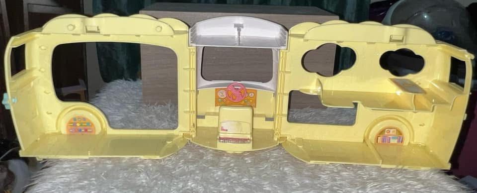 Sylvanian Families bus playset (Category: Kids Toys) located in San Fernando. Submitted by mgpy08 (Listing ID 1358492568, Image 3). Description: Preloved Wysiwyg.