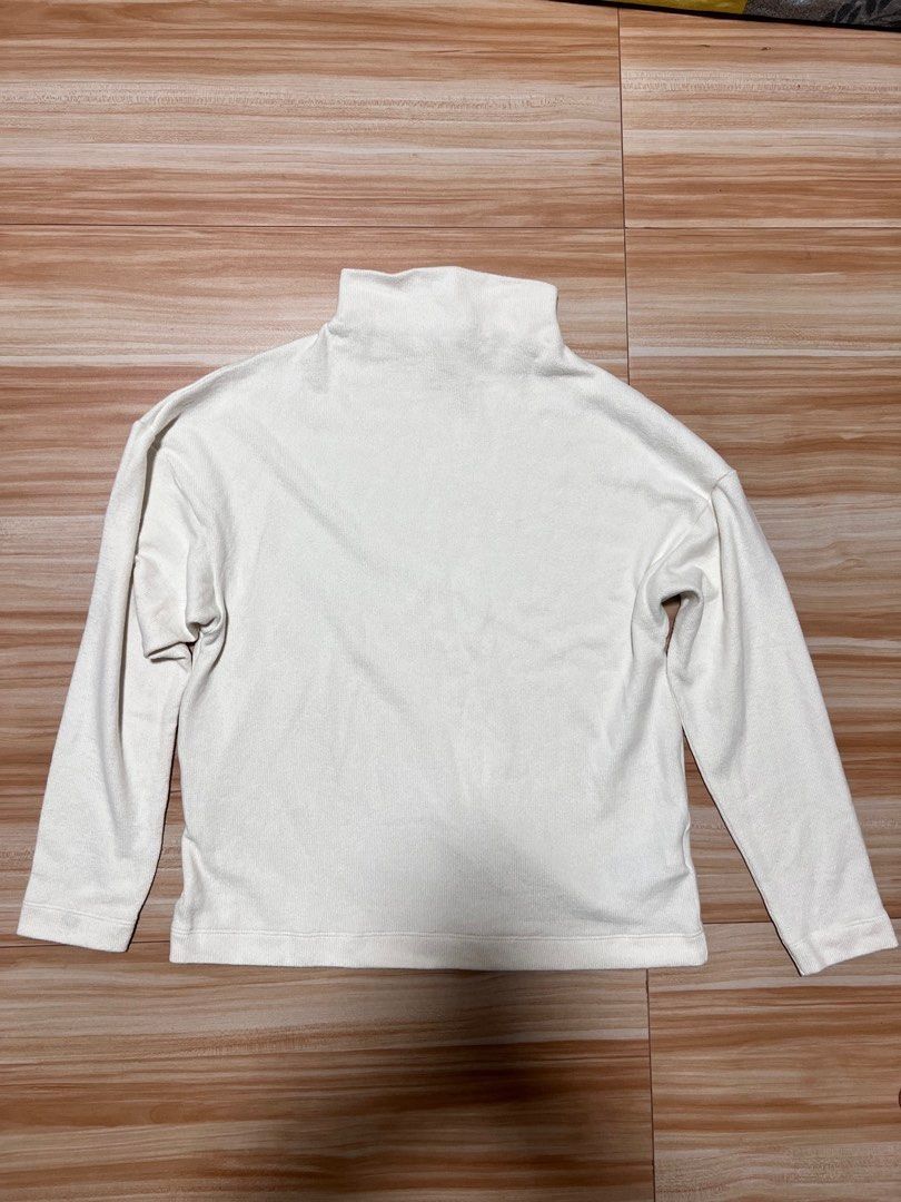 Uniqlo Ribbed Mock Neck Longsleeves (Category: Longsleeves) located in Muntinlupa City. Submitted by arrosi (Listing ID 1358429765, Image 1). Description: UNIQLO Ribbed Mock Neck / Stretch Polyester / XS.