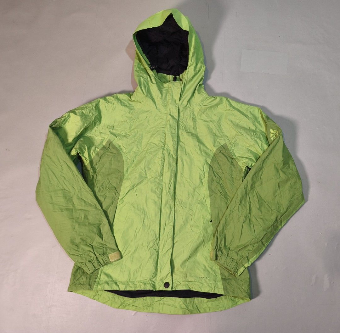 Vaude Rain Jacket (Category: Coats, Jackets and Outerwear) located in Santo Tomas. Submitted by ThriftyTeng07 (Listing ID 1358498547, Image 1). Description: Vaude Rain Jacket Dimensions (W-20 x L-23 Back-25) Size Medium Women's Small Men's Excellent condition Minor issue puller sa main zipper na tanggal gumagana pa naman paki check sa pic Need wash 500+SF ONLY #Vaude.