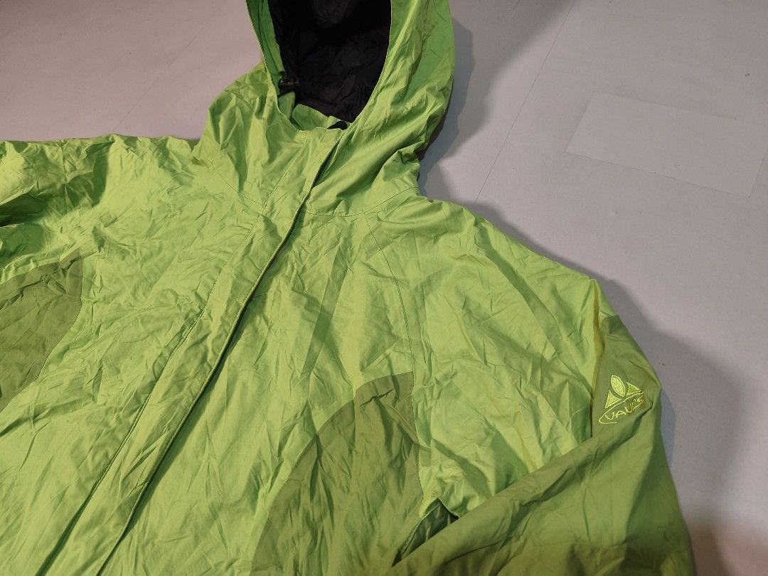 Vaude Rain Jacket (Category: Coats, Jackets and Outerwear) located in Santo Tomas. Submitted by ThriftyTeng07 (Listing ID 1358498547, Image 2). Description: Vaude Rain Jacket Dimensions (W-20 x L-23 Back-25) Size Medium Women's Small Men's Excellent condition Minor issue puller sa main zipper na tanggal gumagana pa naman paki check sa pic Need wash 500+SF ONLY #Vaude.