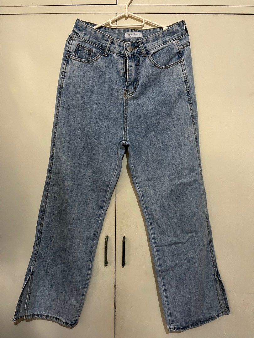 Wide leg jeans/pants (Category: Jeans) located in Quezon City. Submitted by declutteringgn (Listing ID 1358430012, Image 1). Description: Waisline 28-29 Bought from zalora.