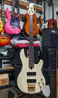 Yamaha bbg4s active bass guitar
