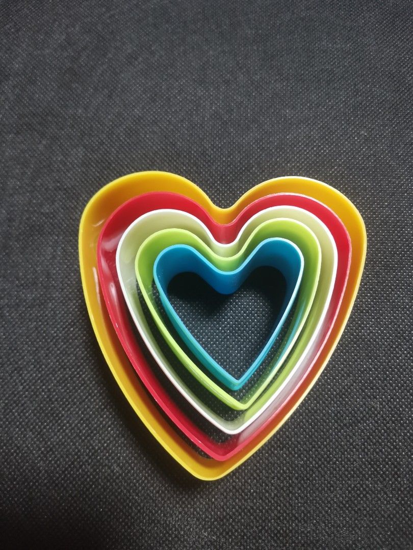 5 pcs Heart Cookie Cutter (Category: Bakeware) located in Makati City. Submitted by khrizaccessories (Listing ID 1358615264, Image 2). Description: .