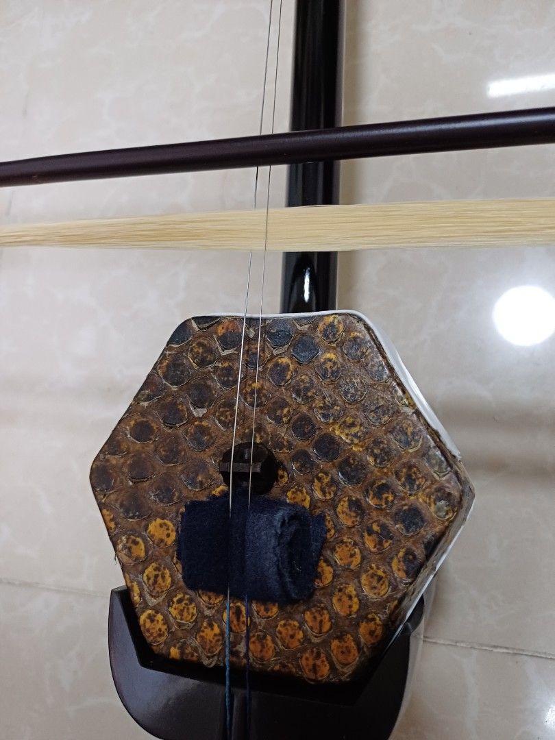 極美品　蘇州　二胡　紅木　精品　万菊根制　付属品多数　蛇皮　ケース　弓 蘇州 二胡 紅木 精品 万菊根制 付属品多数 蛇皮 ケース 弓 にこ