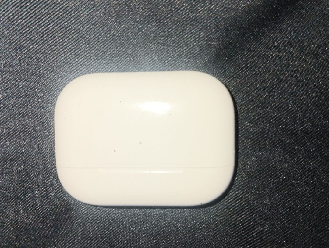 Original Apple Airpods Pro 1 A2190 (Category: Earphones) located in Pasay City. Submitted by vnadales (Listing ID 1358544110, Image 3). Description: The Price is Negotiable. Original Apple Airpods Pro 1 A2190 Magsafe, Lightning Malakas sound sa right kaya nagiging sabog yung tunog kapag naka high volume, adjust mo na lang para hindi sabog. Tama lang yung lakas ng sound sa left. Well used. Maganda pa din gamitin. What you is what you get. Left and