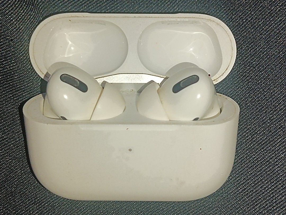 Original Apple Airpods Pro 1 A2190 (Category: Earphones) located in Pasay City. Submitted by vnadales (Listing ID 1358544110, Image 1). Description: The Price is Negotiable. Original Apple Airpods Pro 1 A2190 Magsafe, Lightning Malakas sound sa right kaya nagiging sabog yung tunog kapag naka high volume, adjust mo na lang para hindi sabog. Tama lang yung lakas ng sound sa left. Well used. Maganda pa din gamitin. What you is what you get. Left and