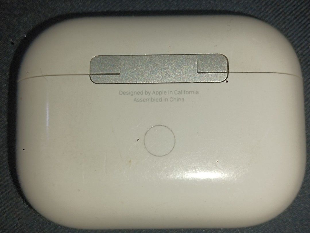 Original Apple Airpods Pro 1 A2190 (Category: Earphones) located in Pasay City. Submitted by vnadales (Listing ID 1358544110, Image 2). Description: The Price is Negotiable. Original Apple Airpods Pro 1 A2190 Magsafe, Lightning Malakas sound sa right kaya nagiging sabog yung tunog kapag naka high volume, adjust mo na lang para hindi sabog. Tama lang yung lakas ng sound sa left. Well used. Maganda pa din gamitin. What you is what you get. Left and