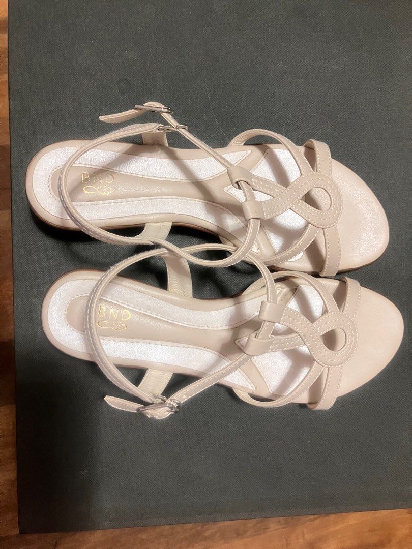 Bandolino Sandals (Color: Bone / Size: 6) (Category: Sandals) located in Quezon City. Submitted by jaicakesph (Listing ID 1358559985, Image 3). Description: Only use once for picture Size:6 Color:Bone Rfs: decluttering.