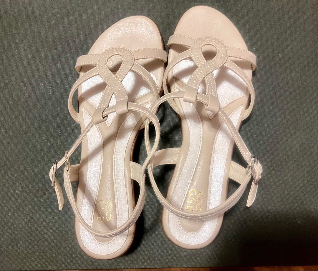 Bandolino Sandals (Color: Bone / Size: 6) (Category: Sandals) located in Quezon City. Submitted by jaicakesph (Listing ID 1358559985, Image 2). Description: Only use once for picture Size:6 Color:Bone Rfs: decluttering.