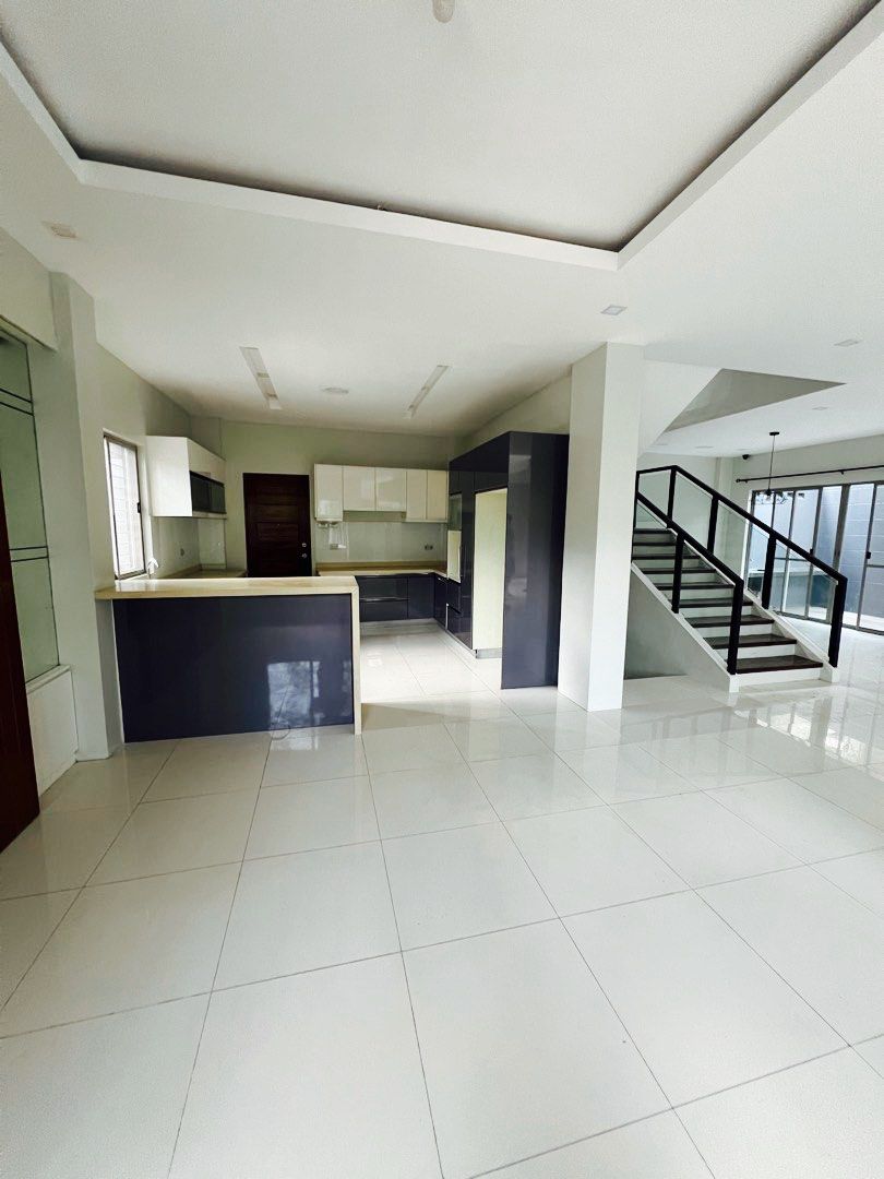 Blueridge House for sale (Category: House & Lot) located in Taguig. Submitted by brokerhanstaneo_09178038728 (Listing ID 1358647982, Image 2). Description: Blue Ridge B, Quezon City - ⁠Lot Area: 258 square meters - Floor Area: 550 +/- square meters - ⁠3-storey house & lot - ⁠5 bedrooms - 4.5 T&B - Orientation: SW - With a viewing deck on the 3rd floor For Sale at ₱78,000,000.