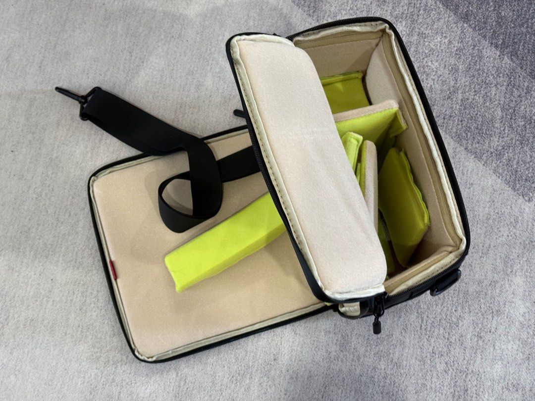 Camera case (Category: Camera Bags & Carriers) located in Singapore. Submitted by deltamt (Listing ID 1358550715, Image 2). Description: Brand: Sataitn Model BD04C Solid build and thick paddings. Brand new. RFS: not big enough for my gears. .