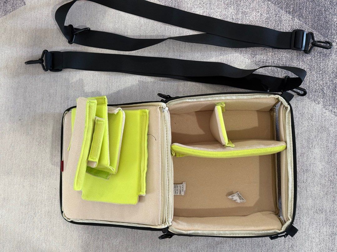 Camera case (Category: Camera Bags & Carriers) located in Singapore. Submitted by deltamt (Listing ID 1358550715, Image 3). Description: Brand: Sataitn Model BD04C Solid build and thick paddings. Brand new. RFS: not big enough for my gears. .