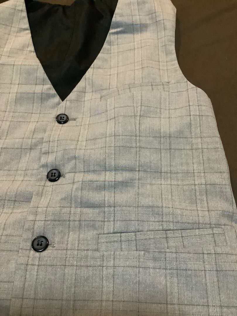 chaleco gray vest (Category: Vests) located in Caloocan City. Submitted by elcloset.ph (Listing ID 1358659568, Image 2). Description: customized used twice! size M-L.