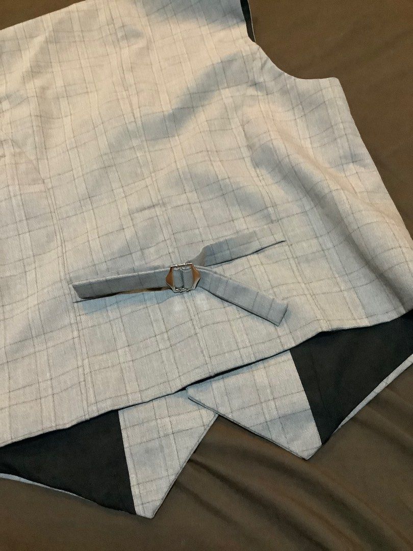 chaleco gray vest (Category: Vests) located in Caloocan City. Submitted by elcloset.ph (Listing ID 1358659568, Image 3). Description: customized used twice! size M-L.